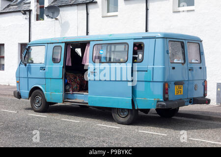 Alte Volkswagen Wohnmobil geparkt, Ullapool, Scottish Highlands, Großbritannien Stockfoto