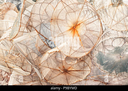 Hintergrund pictrue der alten verrosteten leeren Angeln Kisten alle hängen zusammen Stockfoto