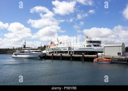 Das Kreuzfahrtschiff Vielzahl Voyager und das Loch Seaforth Fähre angedockt an den Hafen von Stornoway, Isle of Lewis, Western Isles, Äußere Hebriden, Vereinigtes Königreich Stockfoto