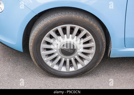 Rad auf einem kleinen Fiat 500 Mini-Auto mit dem numerischen Modell Nummer auf der Radnabe in Großbritannien Stockfoto