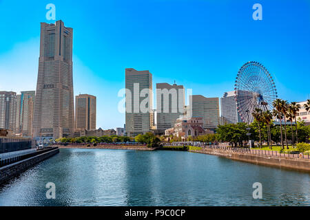 Die Yokohama Waterfront und Skyline von der nahe gelegenen Kreuzfahrtschiffe von Osanbashi gesehen. Stockfoto