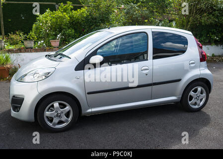 Französische Peugeot 107 Mini-Auto Seitenansicht mit zwei Türen design Stockfoto