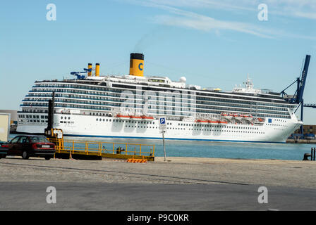 Die Costa Atlantica Kreuzfahrt Schiff im Dock an der Cadiz Hafen in Andalusien/Cadiz-Provinz, Südspanien Stockfoto