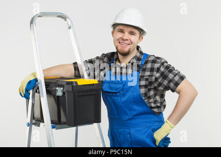 Bau-, Gebäude- und Arbeitnehmer Konzept - Kaukasier Männlich builder tragen weiße Helm. Stockfoto