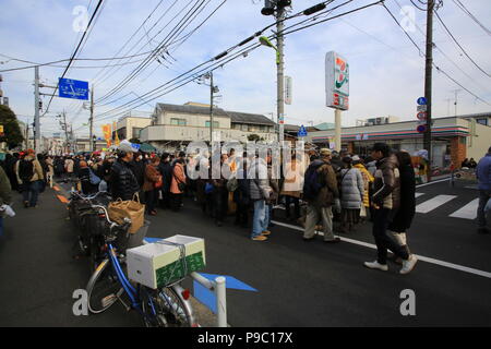 Tokio/Japan - 15. Januar 2018: Die Menschen laufen in Setagaya Boro-ichi Markt in Tokio. Setagaya Boro-ichi ist ein Tokio - ausgewiesenen immateriellen Volkskultur als Stockfoto