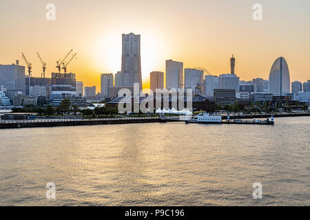 Die Sonne geht hinter Landmark Tower in Minatomirai, aus dem Osanbashi Pier gesehen Stockfoto