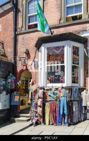 Geschäfte und Cafés in Victoria Square in The Derbyshire Dales Marktstadt Ashbourne Stockfoto