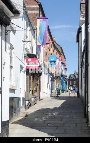 Geschäfte und Cafés in Victoria Square in The Derbyshire Dales Marktstadt Ashbourne Stockfoto