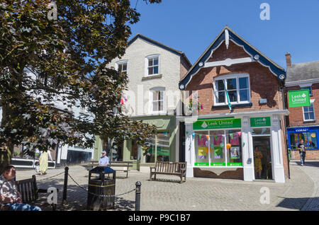 Geschäfte und Cafés in Victoria Square in The Derbyshire Dales Marktstadt Ashbourne Stockfoto