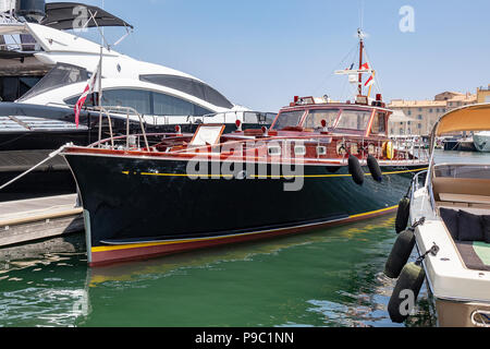 Yachten liegen im Hafen von Saint Tropez im Süden von Frankreich an der Cote d'Azur Stockfoto