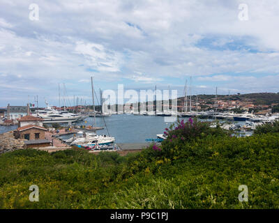 Hafen von Porto Cervo an der Costa Smeralda auf der italienischen Insel Sardinien Stockfoto