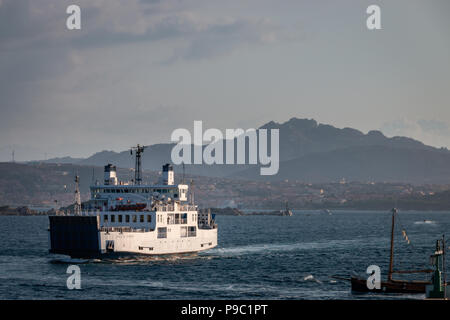 Die Fähre "Isola di Caprera" auf dem Weg von Palau auf der italienischen Insel Sardinien La Maddalena Stockfoto