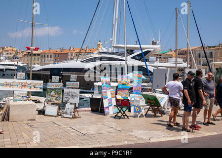 Yachten liegen im Hafen von Saint Tropez im Süden von Frankreich an der Cote d'Azur Stockfoto