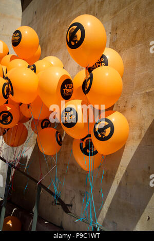 13. Juli 2018. Das Zentrum von London. Demonstration gegen den Besuch von US-Präsident Donald Trump nach England. Der Orange Oberseite Trumpf" Ballons Stockfoto