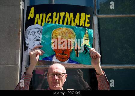 13. Juli 2018. Das Zentrum von London. Demonstration gegen den Besuch von US-Präsident Donald Trump nach England. Ein Mann hält ein Gemälde von Trumpf vor einem Stockfoto