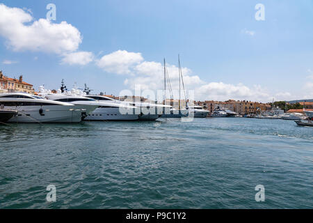 Yachten liegen im Hafen von Port Grimaud im Süden von Frankreich Stockfoto