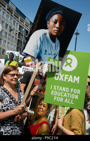 13. Juli 2018. Das Zentrum von London. Demonstration gegen den Besuch von US-Präsident Donald Trump nach England. Die Oxfam Kontingent. Stockfoto