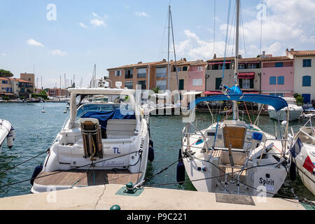 Yachten liegen im Hafen von Port Grimaud im Süden von Frankreich Stockfoto