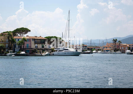 Yachten liegen im Hafen von Port Grimaud im Süden von Frankreich Stockfoto