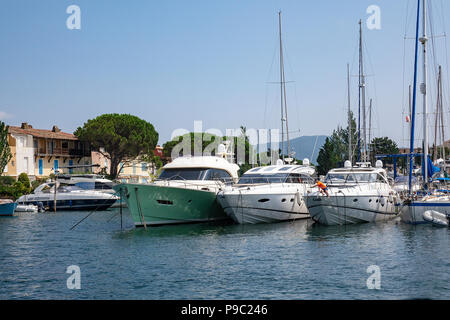 Yachten liegen im Hafen von Port Grimaud im Süden von Frankreich Stockfoto