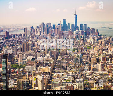 Skyline Skyline von verschiedenen Gebäuden, Wolkenkratzer mit Blick auf Midtown Manhattan in New York City in Richtung Downtown Financial District Stockfoto