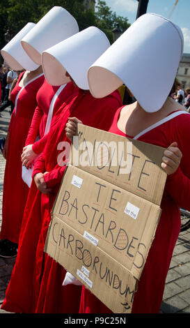 13. Juli 2018. Das Zentrum von London. Demonstration gegen den Besuch von US-Präsident Donald Trump nach England. Eine Gruppe von Demonstranten als Frauen aus. Stockfoto