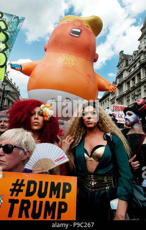 13. Juli 2018. Das Zentrum von London. Demonstration gegen den Besuch von US-Präsident Donald Trump nach England. Eine kleine Blow up Trump Bildnis im Parlament Squ Stockfoto