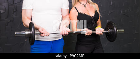 Sport, Bodybuilding, Lifestyle und Personen Konzept - Nahaufnahme von Mann und Frau mit Langhantel Stockfoto