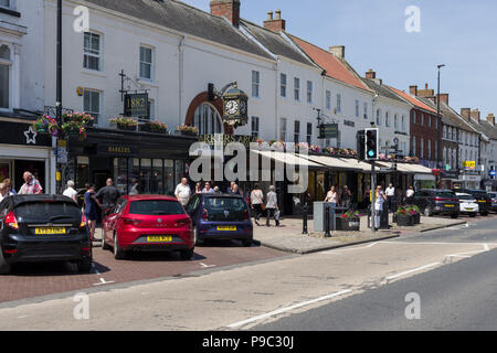 Northallerton High Street an einem heißen sonnigen Sommertag; North Yorkshire, Großbritannien Stockfoto