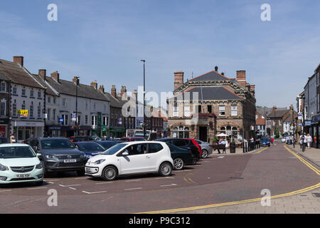 Northallerton High Street an einem heißen sonnigen Sommertag; North Yorkshire, Großbritannien Stockfoto