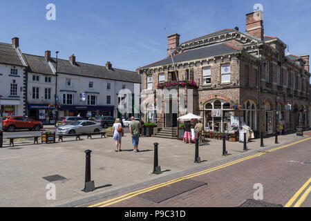 Northallerton High Street an einem heißen sonnigen Sommertag; North Yorkshire, Großbritannien Stockfoto