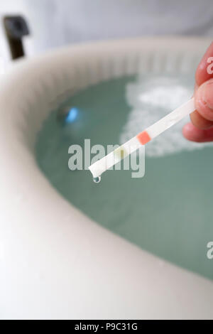 Prüfen wasser Teststreifen für Spa Stockfoto