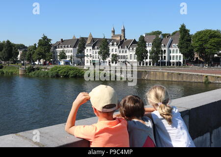 Die Kinder, die in der Ansicht von Maastricht, Niederlande von der Sint Servatius Brücke Stockfoto