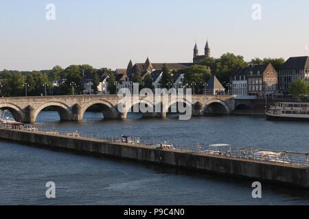 Blick auf die Stadt Maastricht, Niederlande mit Maas und Sint Servatius Brücke Stockfoto