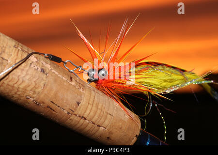 Für den Fang von Raubfischen bei Sonnenuntergang Fliegen, vom Fischen gekauft Angriff Shop und in diesem Fall auf Hecht angeln in Flüssen in Großbritannien bestimmt. Dorset En Stockfoto