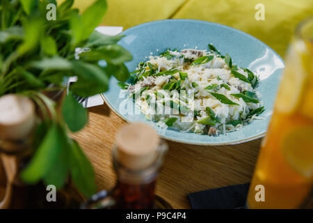 Gegrilltes Hühnchen Caesar Salat mit Käse und Croutons Stockfoto