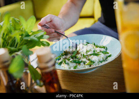 Gegrilltes Hühnchen Caesar Salat mit Käse und Croutons Stockfoto
