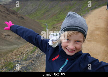 Glückliche junge Mädchen Wandern auf einen Berg in Island Stockfoto