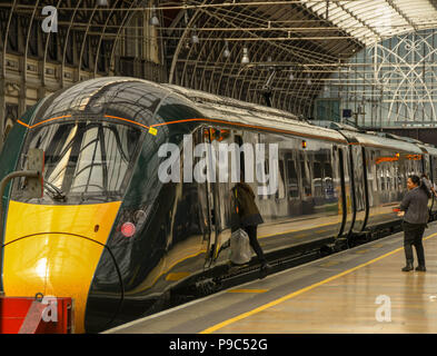 Neue Klasse 800 Elektro diesel Zug in London Paddington Bahnhof. Der Treiber ist in die Kabine. Es wird von der Great Western Railway betrieben Stockfoto