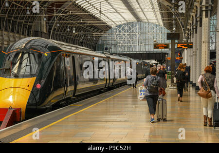 Neue Klasse 800 Elektro diesel Zug in London Paddington Bahnhof mit Personen auf der Plattform. Es wird von der Great Western Railway betrieben Stockfoto