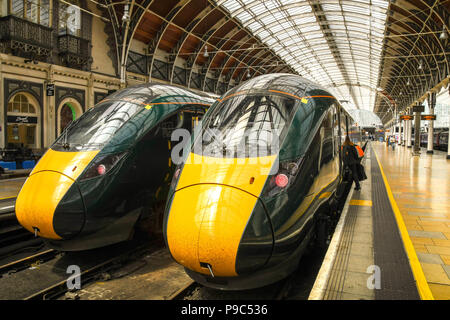 Zwei neue Klasse 800 Elektro diesel Züge durch die Great Western Railway, der Seite an Seite in London Paddington Bahnhof betrieben. Stockfoto