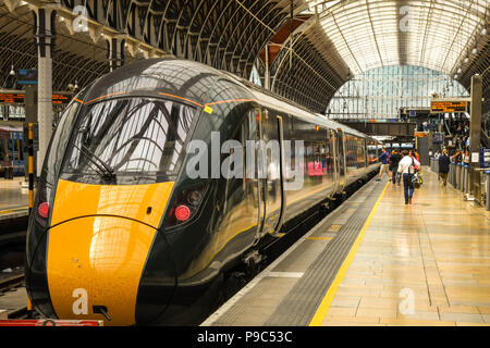 Neue Klasse 800 Elektro diesel Zug in London Paddington Bahnhof mit Personen auf der Plattform. Es wird von der Great Western Railway betrieben Stockfoto