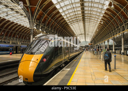 Neue Klasse 800 Elektro diesel Zug in London Paddington Bahnhof mit Personen auf der Plattform. Es wird von der Great Western Railway betrieben Stockfoto