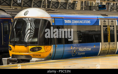 Heathrow Express Zug neben einer Plattform in London Paddington Bahnhof. Stockfoto