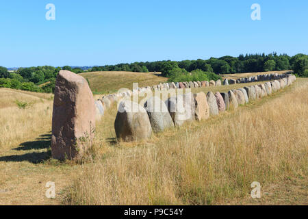 Ein Stein Schiff (Viking Grabstätte) in das Land der Legenden in Lejre, Dänemark Stockfoto