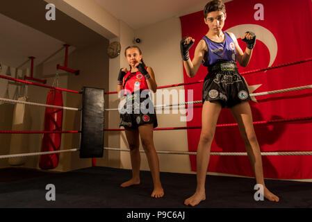 Junge Mädchen junior Kick Boxer Muay Thai Boxing MMA Fighter Stockfoto