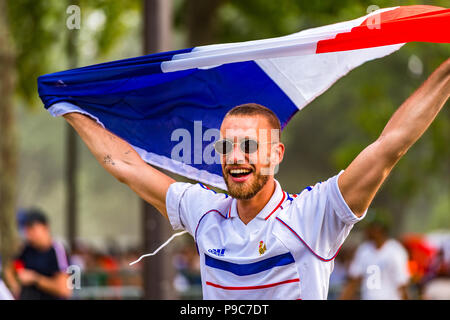 Französische Fahnen sind hoch in der Luft durch die Fußball-Fans in Paris statt, nachdem Frankreich gewinnt den World Cup. Paris, Frankreich. Stockfoto