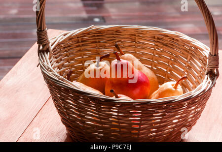 Frische Birnen in einem Korb Stockfoto