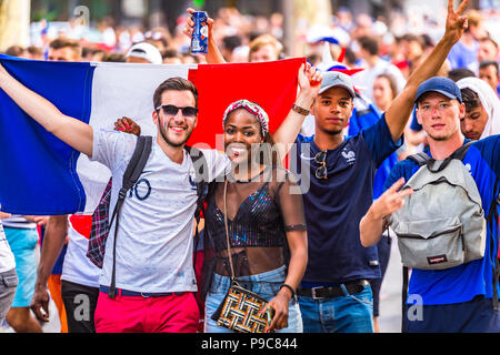 Paris, Frankreich. Am 15. Juli 2018. Große Massen feiern in den Straßen von Paris nach Frankreich gewinnt den 2018 FIFA World Cup Russland. Paris, Frankreich. Stockfoto
