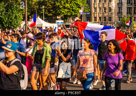 Paris, Frankreich. Am 15. Juli 2018. Große Massen feiern in den Straßen von Paris nach Frankreich gewinnt den 2018 FIFA World Cup Russland. Paris, Frankreich. Stockfoto